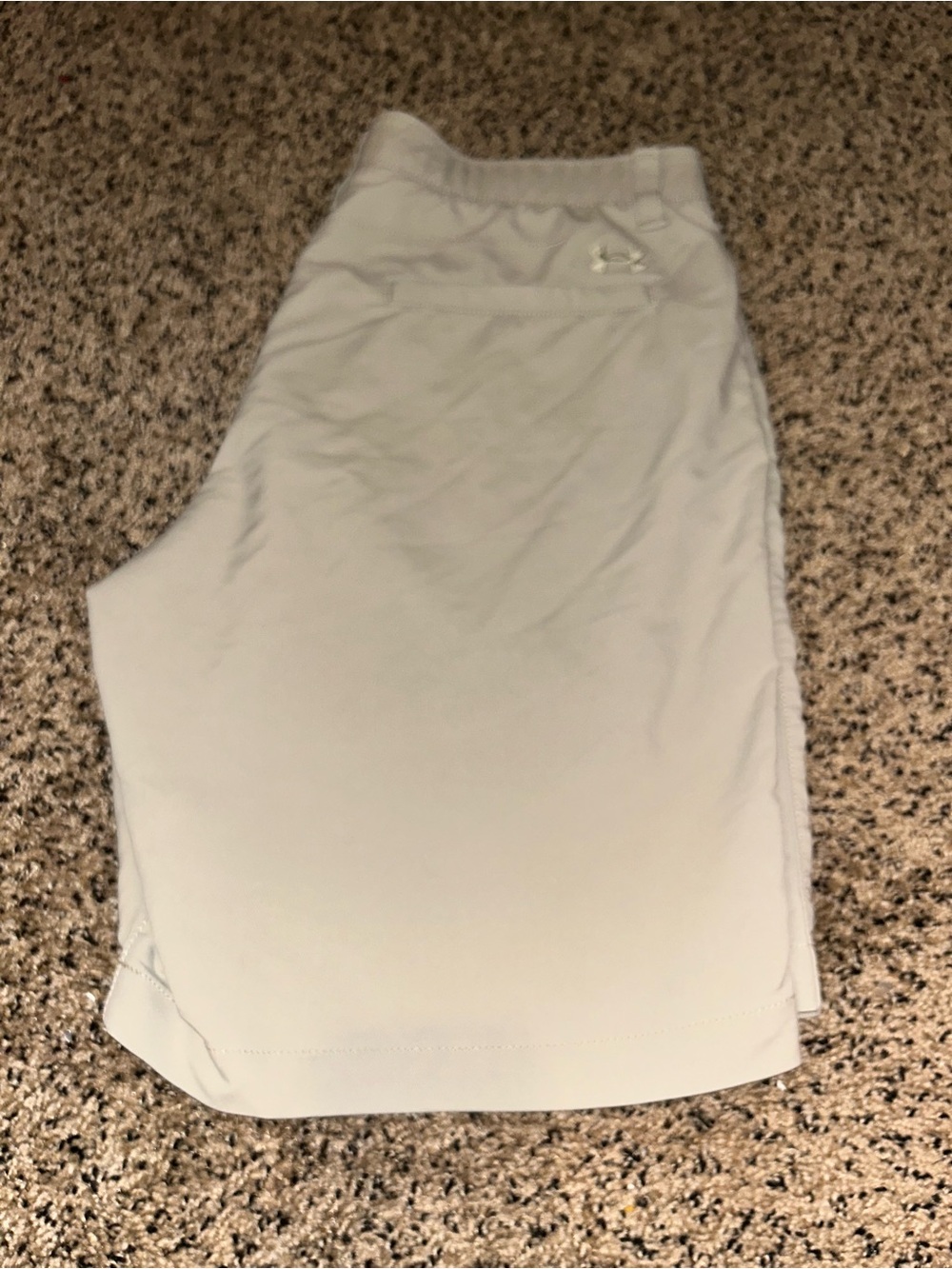 Under Armour Loose Heat Gear Men's Sz 38 Khakis Flat Front Shorts small stain